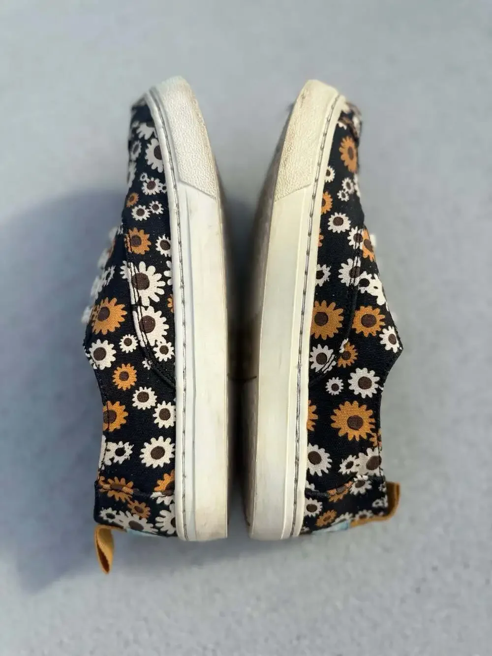 TOMS Black and Yellow Floral Daisy Kids Sneakers Size 2